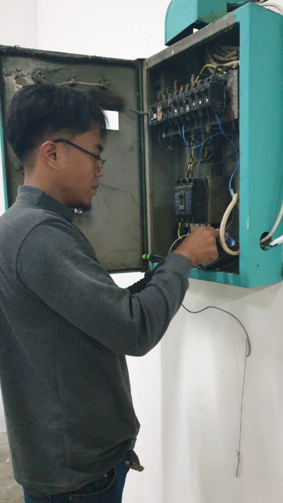 Memasang Instalasi Kabel Listrik